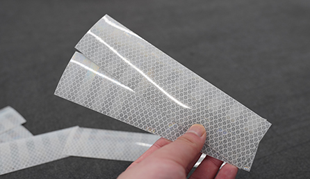 交通標(biāo)識反光膜怎么切割？